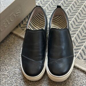 Taos Women's Twin Gore Lux Black Slip-On Sneakers EUC